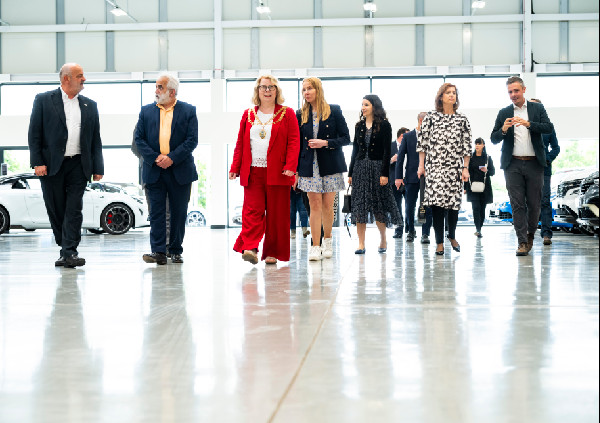 Dacia Opens New Retailer in London with UK Public Debut of All-New Spring