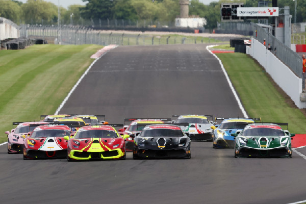 Ferrari Challenge UK: Donington Thrills Ferrari Challenge UK: Donington Thrills