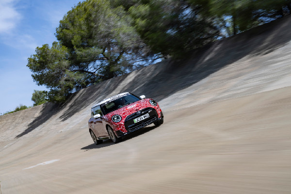 Electric MINI JCW Debuts at Goodwood