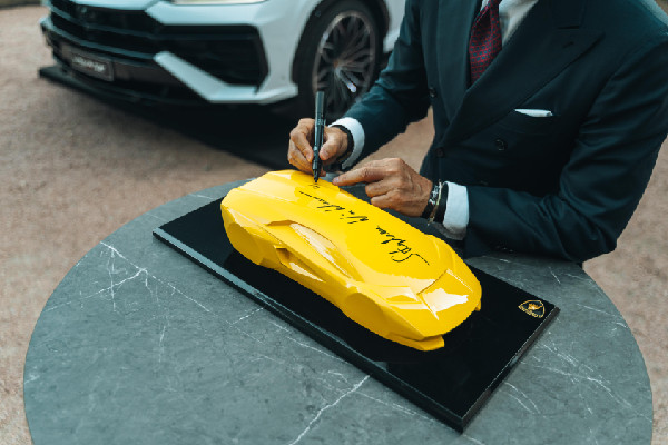Lugano Marks Year with Urus SE Launch