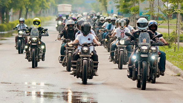 Jawa amp amp Yezdi Day Draws Thousands 2