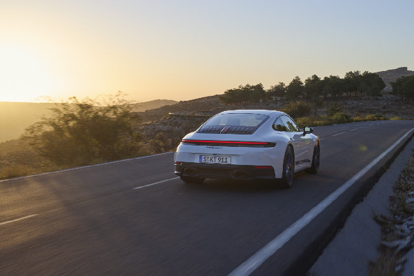 2025 Porsche 911 Carrera T Launches