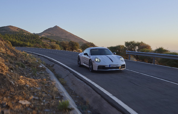 2025 Porsche 911 Carrera T Launches