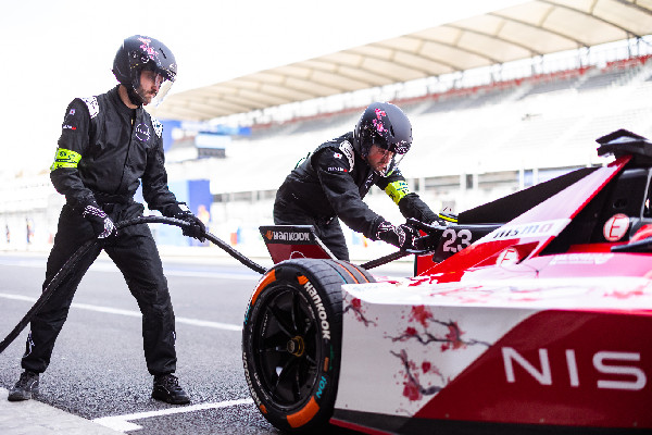 Nissan and Petromin Partner for Electric Mobility