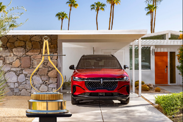 Lincoln Nautilus Wins 2025 SUV of the Year