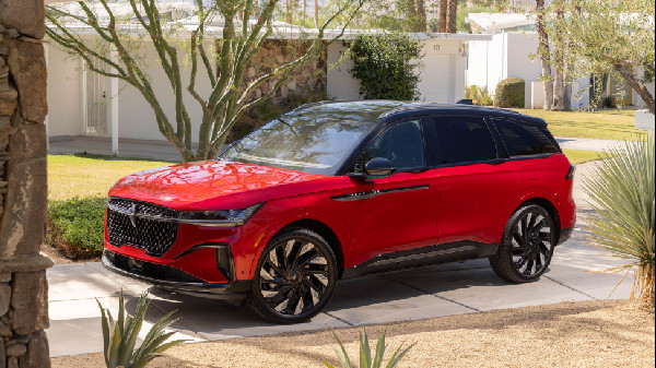 Lincoln Nautilus Wins 2025 SUV of the Year