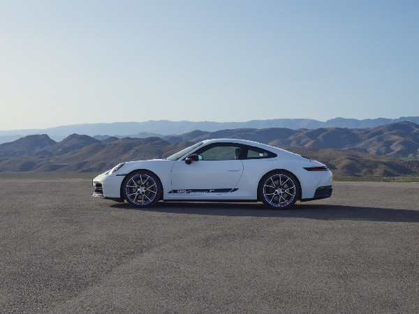 2025 Porsche 911 Carrera T Launches