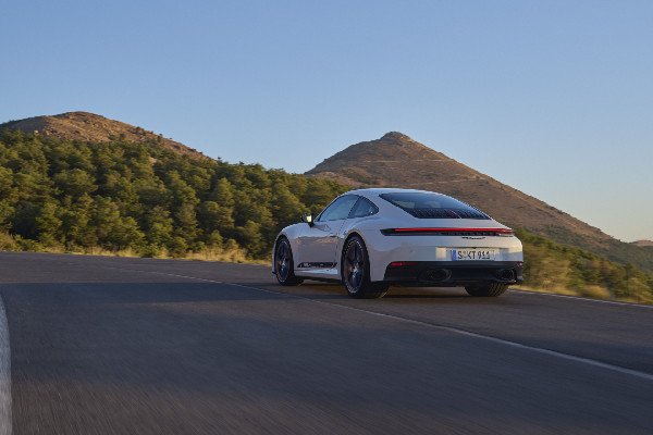 2025 Porsche 911 Carrera T Launches
