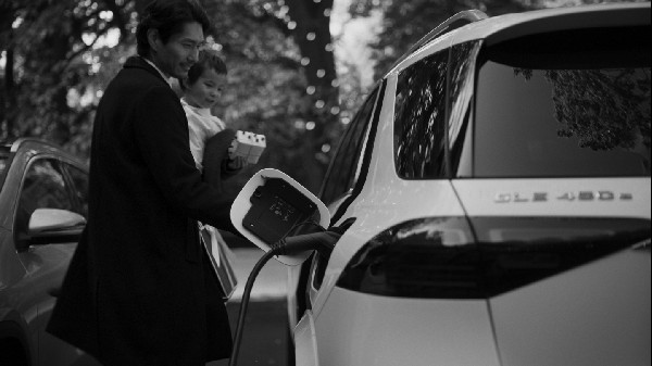 Mercedes-Benz USA Launches Holidays with Love Campaign