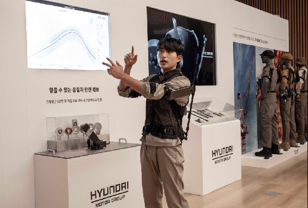Hyundai and Kia Unveil X-ble Shoulder Robot
