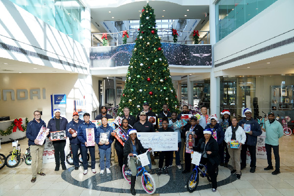 Hyundai Team Donates to Toys for Tots