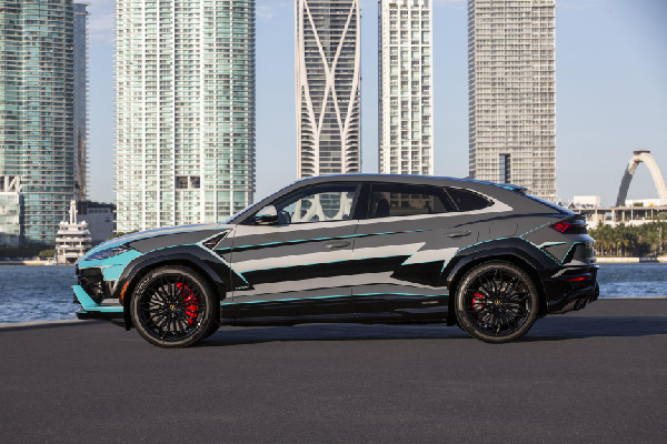 Lamborghini Unveils Miami-Inspired Urus SE