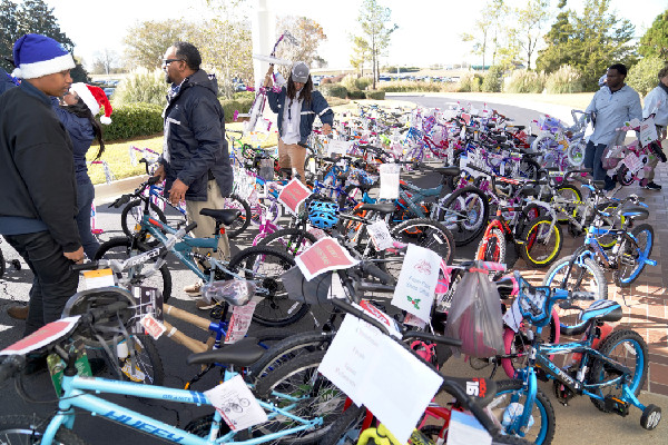 Hyundai Team Donates to Toys for Tots