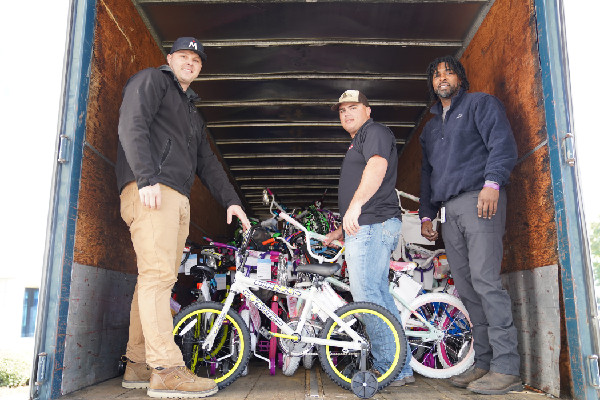 Hyundai Team Donates to Toys for Tots