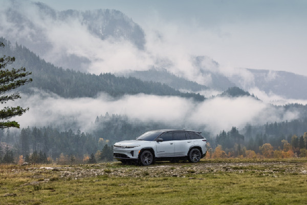 Jeep Wagoneer S Campaign Emphasises Luxury and Capability