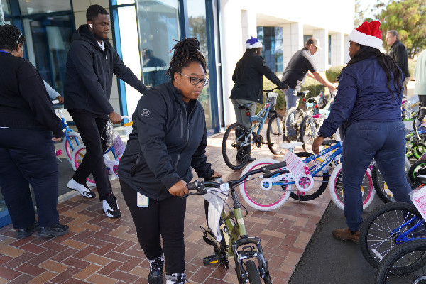Hyundai Team Donates to Toys for Tots