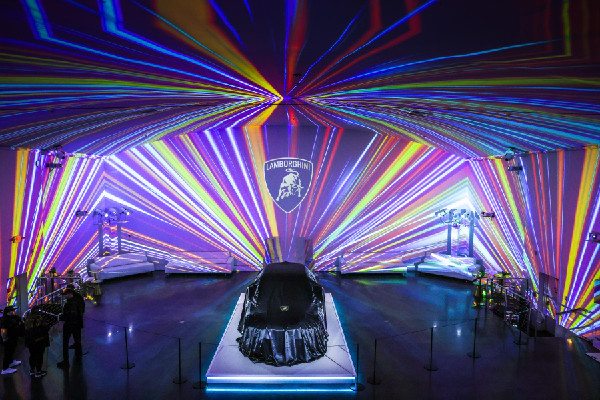 Lamborghini Unveils Miami-Inspired Urus SE