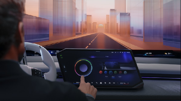 BMW Panoramic iDrive Transforms Vehicle Operation