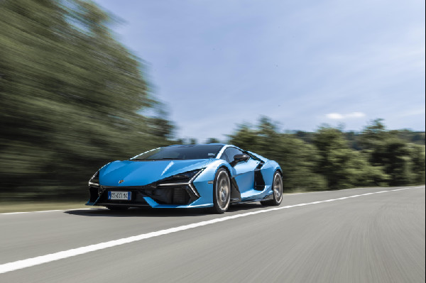 Lamborghini Hybrid Models Win Global Awards