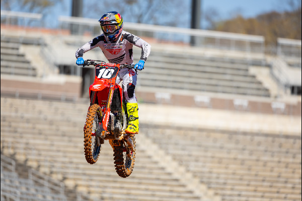Hymas Finishes Seventh at Birmingham Supercross
