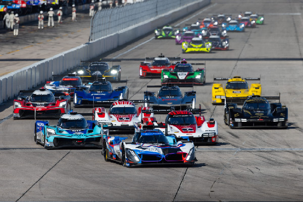 BMW M Hybrid V8's Mixed Results at Sebring