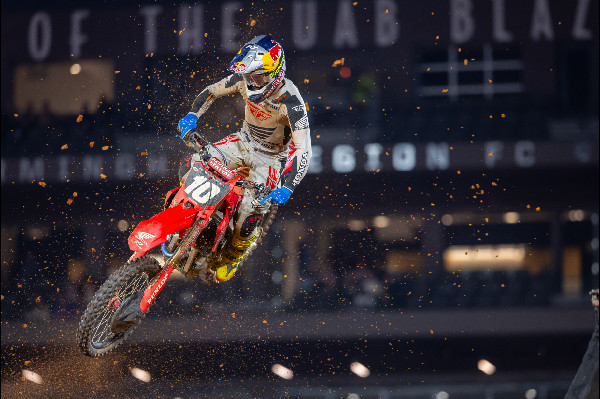 Hymas Finishes Seventh at Birmingham Supercross