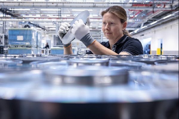 Mercedes-Benz Enhances Production with AI and Robots