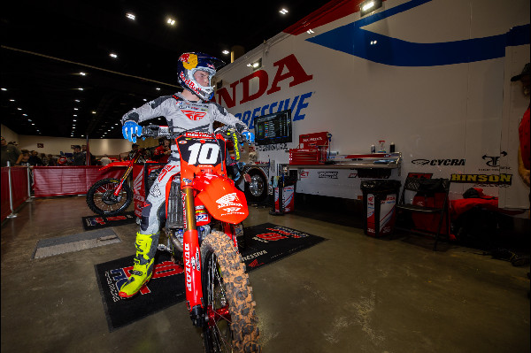 Hymas Finishes Seventh at Birmingham Supercross