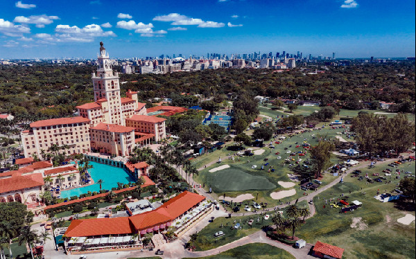 Mercedes-Benz Classics Shine at ModaMiami