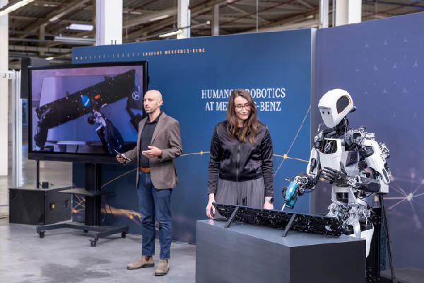 Mercedes-Benz Enhances Production with AI and Robots
