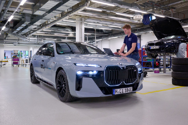 BMW Tests All-Solid-State Batteries in i7