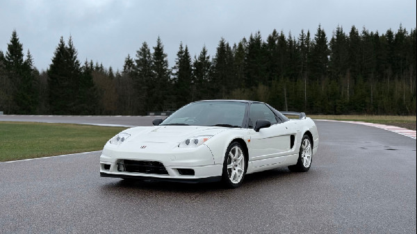 Catchpole Drives Rare Honda NSX-R in Sweden