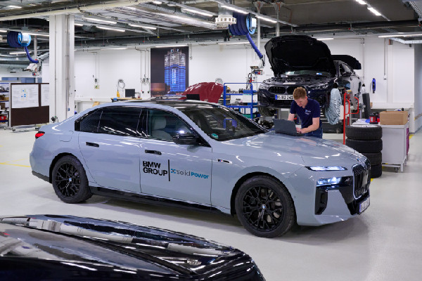 BMW Tests All-Solid-State Batteries in i7