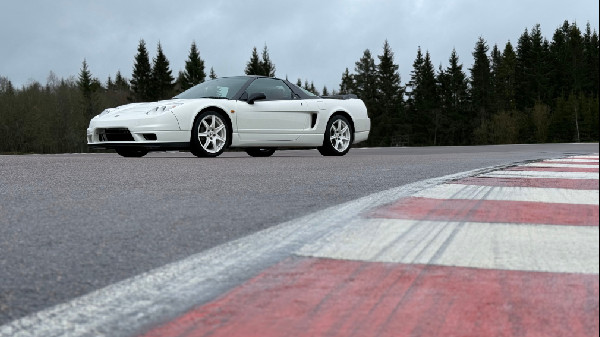 Catchpole Drives Rare Honda NSX-R in Sweden