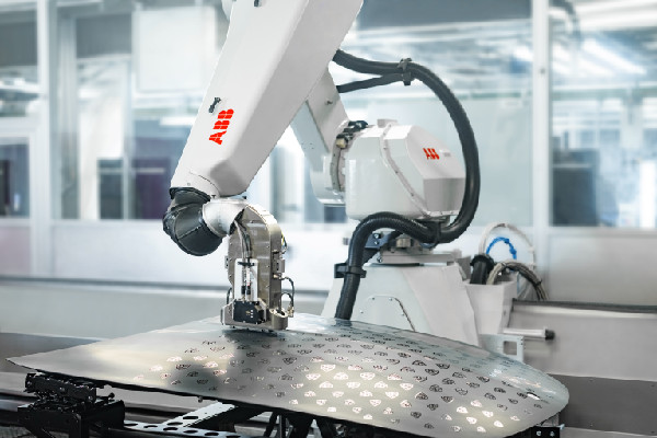 ABB Introduces PixelPaint at Mercedes-Benz Plant