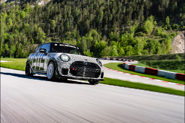MINI and Bulldog Racing Gear Up for Nürburgring