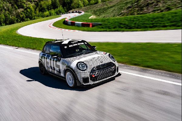 MINI and Bulldog Racing Gear Up for Nürburgring
