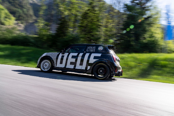 MINI and Bulldog Racing Gear Up for Nürburgring