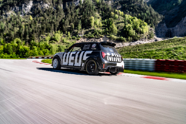 MINI and Bulldog Racing Gear Up for Nürburgring