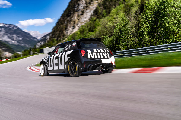 MINI and Bulldog Racing Gear Up for Nürburgring