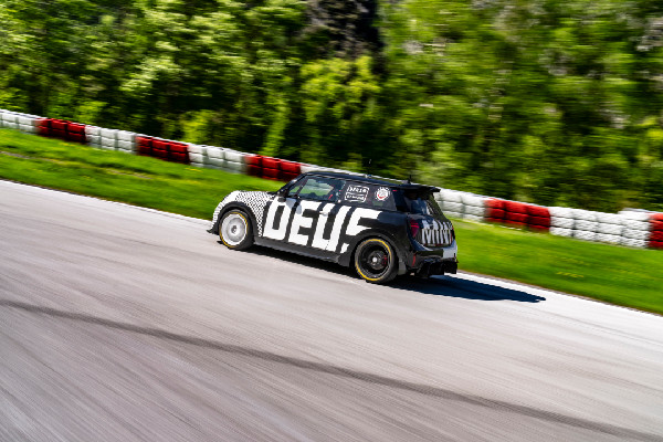 MINI and Bulldog Racing Gear Up for Nürburgring