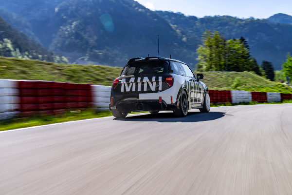 MINI and Bulldog Racing Gear Up for Nürburgring