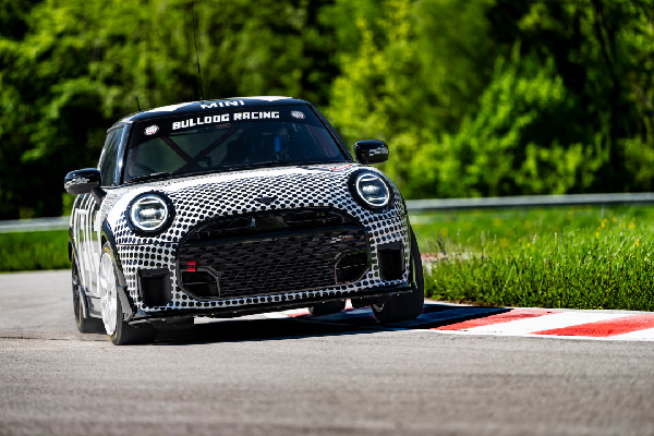 MINI and Bulldog Racing Gear Up for Nürburgring