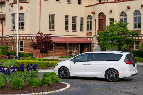 Chrysler Unveils Pacifica for 100th Anniversary