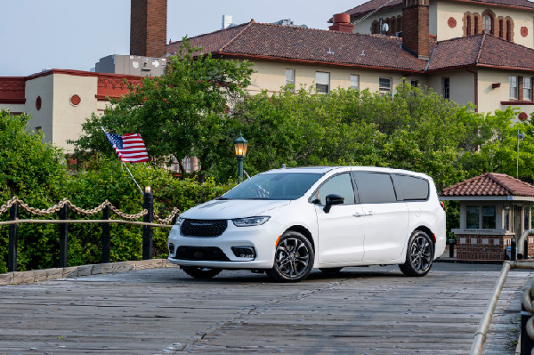 Chrysler Unveils Pacifica for 100th Anniversary