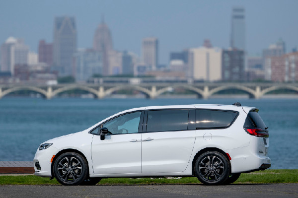 Chrysler Unveils Pacifica for 100th Anniversary