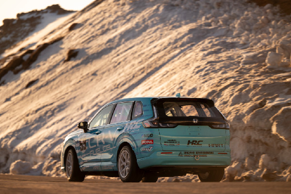 Honda CR-V e:FCEV Competes at Pikes Peak