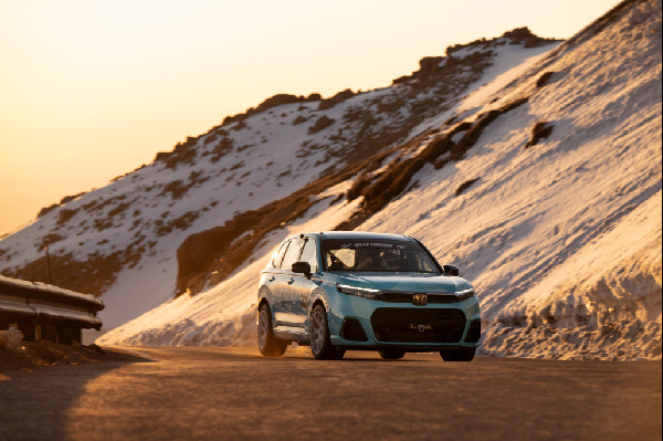 Honda CR-V e:FCEV Competes at Pikes Peak