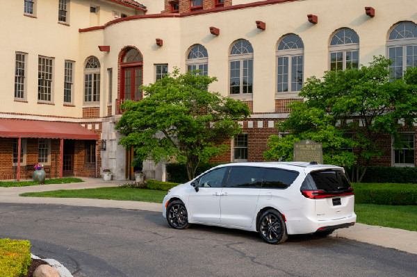 Chrysler Unveils Pacifica for 100th Anniversary