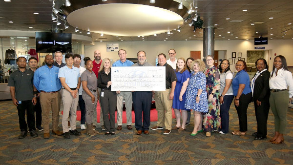 Hyundai Team Donates to Food Bank